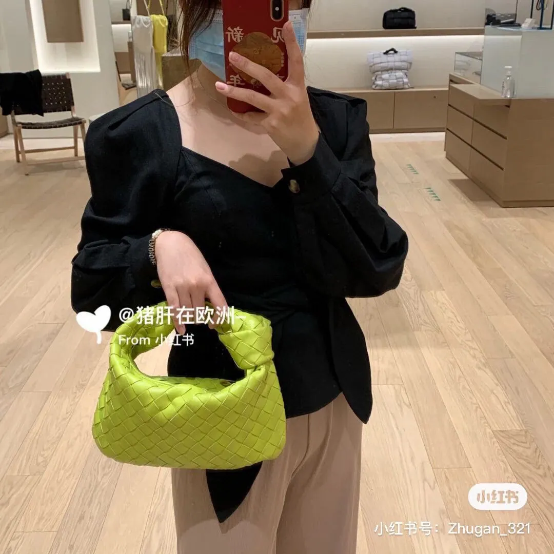 Without it 🥝 you are not fashionable. Kiwi green is the right color that falls in love at first sight. It will add a lot of points to the match